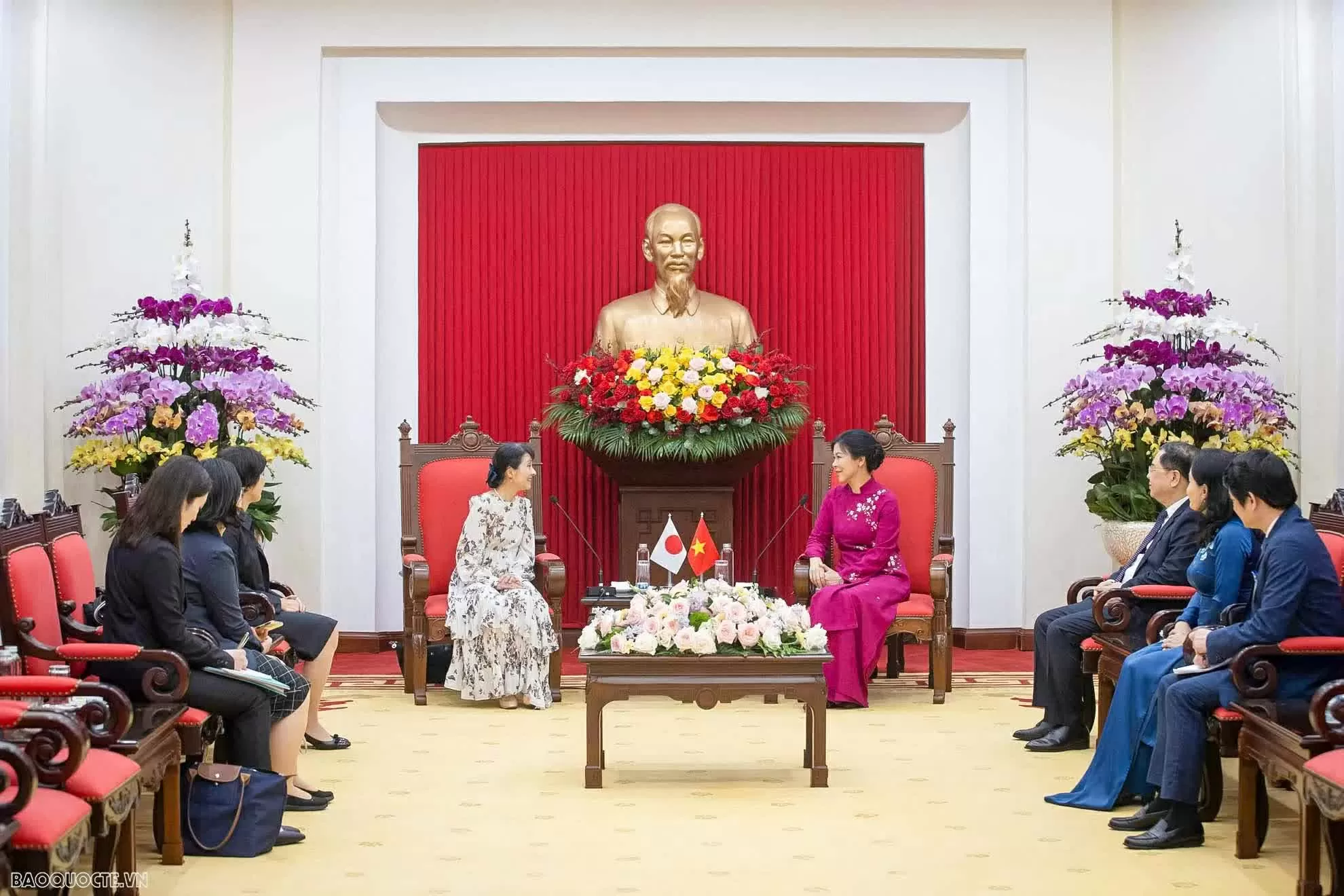 Spouses of Vietnamese, Japanese leaders engage in making traditional cakes Spouses of Vietnamese, Japanese leaders engage in making traditional cakes