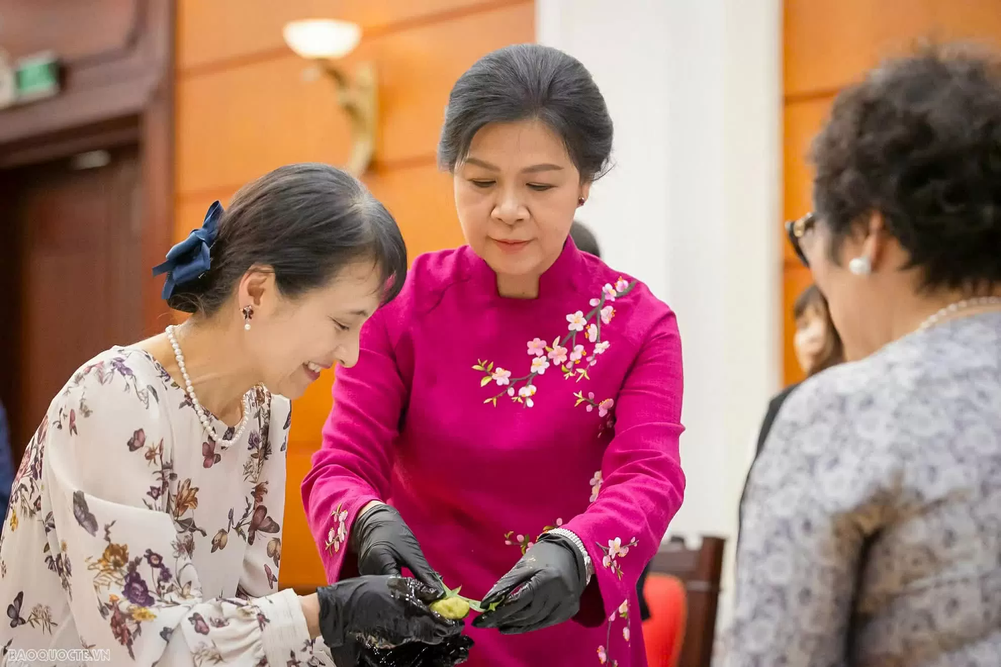Spouses of Vietnamese, Japanese leaders engage in making traditional cakes Spouses of Vietnamese, Japanese leaders engage in making traditional cakes