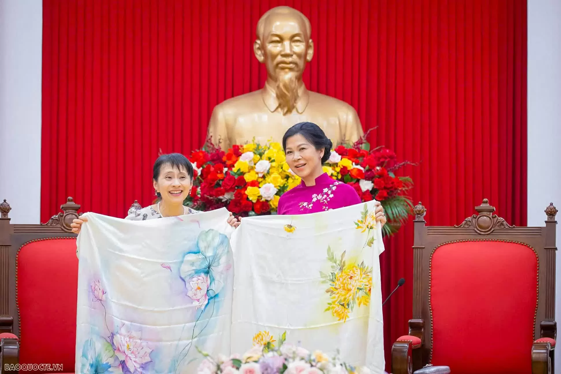 Spouses of Vietnamese, Japanese leaders engage in making traditional cakes Spouses of Vietnamese, Japanese leaders engage in making traditional cakes