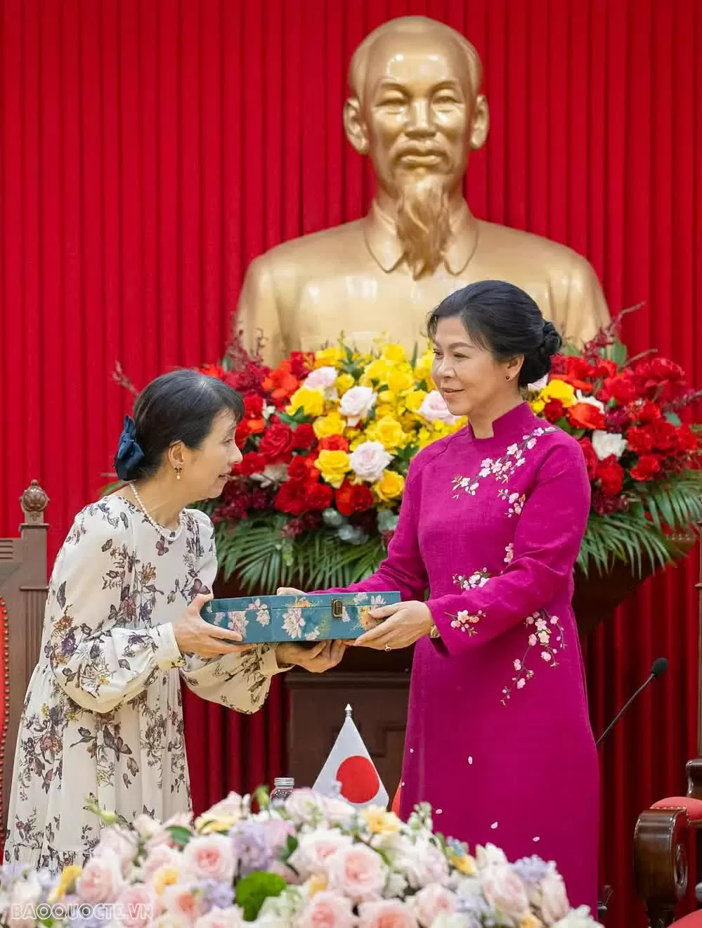 Spouses of Vietnamese, Japanese leaders engage in making traditional cakes Spouses of Vietnamese, Japanese leaders engage in making traditional cakes