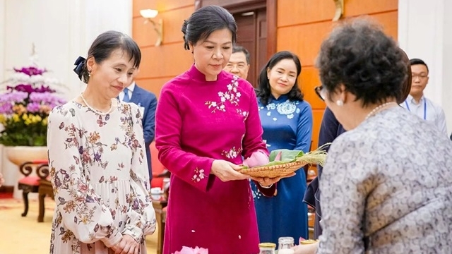 Spouses of Vietnamese, Japanese leaders engage in making traditional cakes