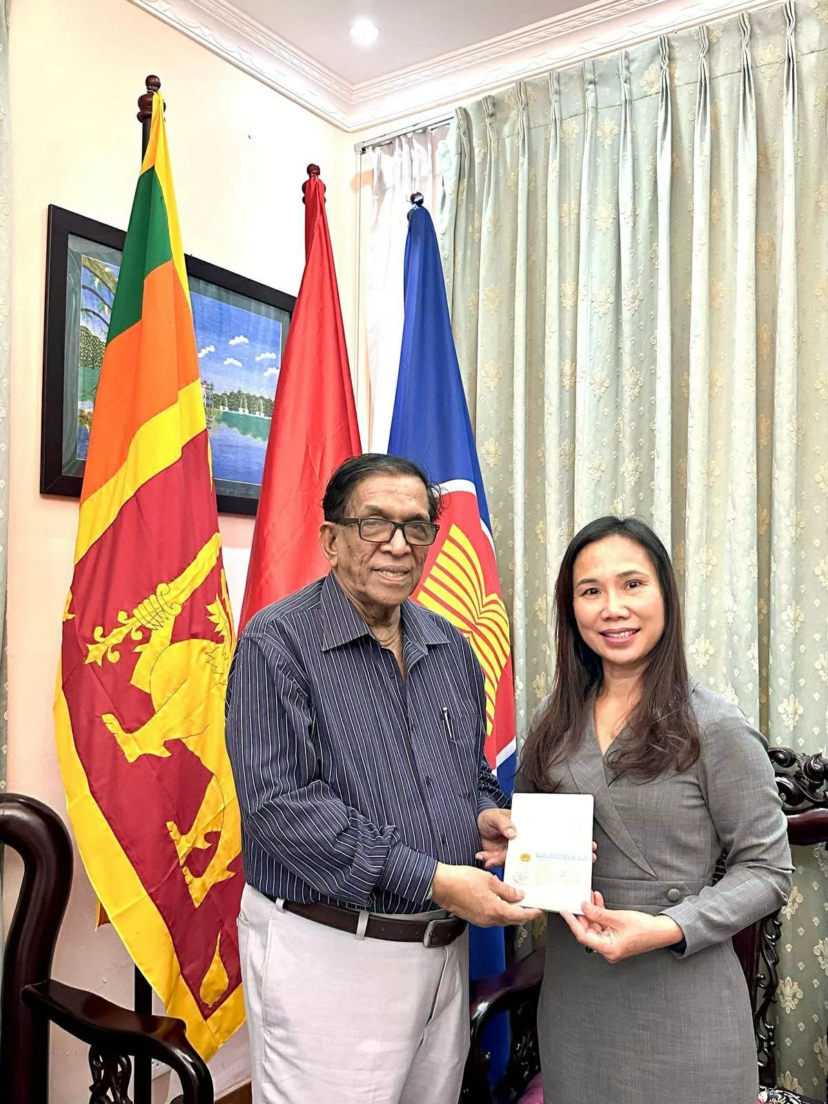 Mr. Mohammed Rasooldeen poses for a photo with Vietnamese Ambassador to Colombo, Ms. Trinh Thi Tam. (Photo: Colombo Times)