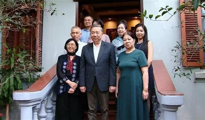 Party General Secretary To Lam pays floral tributes to revered military leaders Party General Secretary To Lam pays floral tributes to revered military leaders