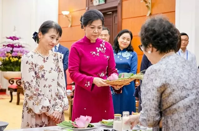 Spouses of Vietnamese, Japanese leaders engage in making traditional cakes Spouses of Vietnamese, Japanese leaders engage in making traditional cakes
