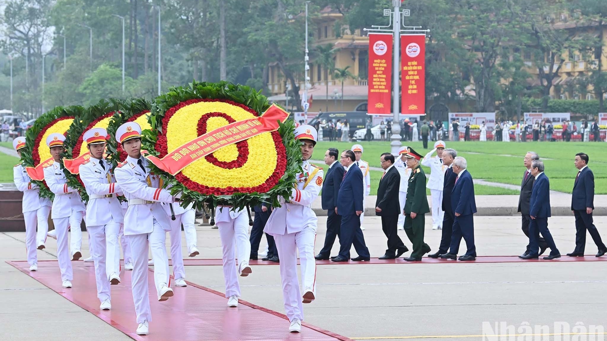 Party, State leaders pay tribute to President Ho Chi Minh on 50th anniversary of national reunification