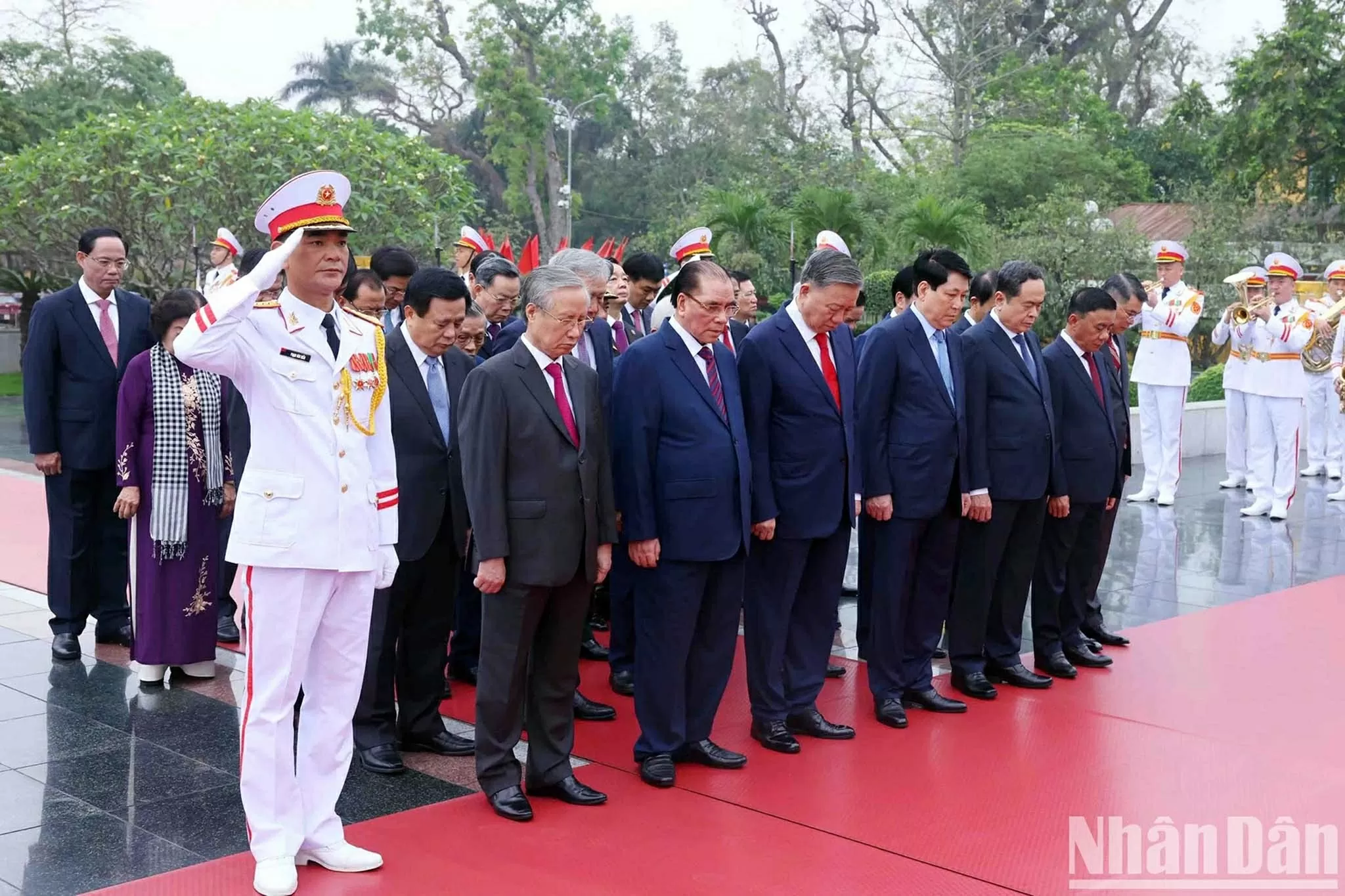 Party, State leaders pay tribute to President Ho Chi Minh on 50th anniversary of national reunification