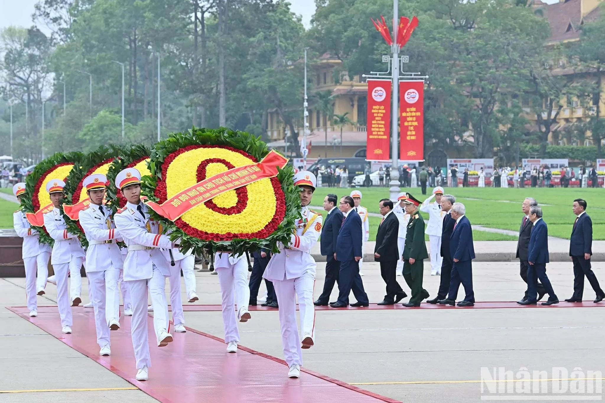 Party, State leaders pay tribute to President Ho Chi Minh on 50th anniversary of national reunification