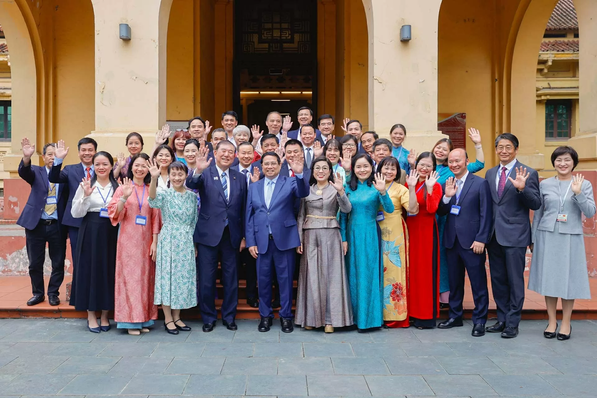 Japanese Prime Minister wraps up official visit to Vietnam Japanese Prime Minister wraps up official visit to Vietnam