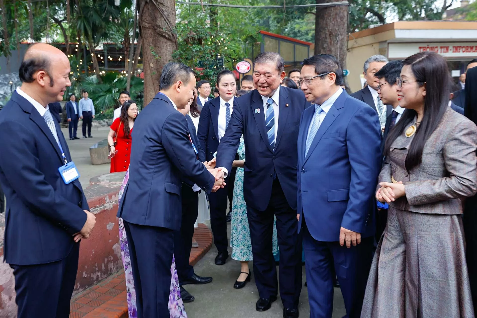 Japanese Prime Minister wraps up official visit to Vietnam