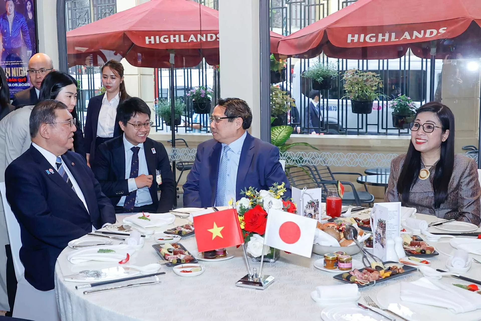 Japanese Prime Minister wraps up official visit to Vietnam