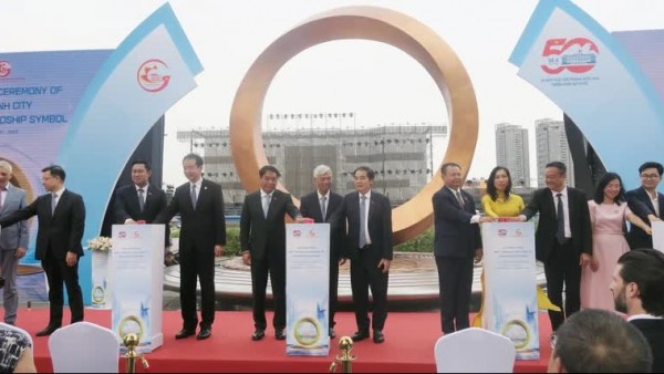 Ho Chi Minh City inaugurates int’l friendship symbol at Bach Dang Wharf Park