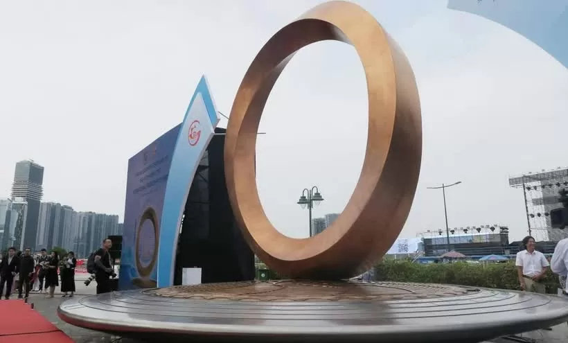 Ho Chi Minh City inaugurates int’l friendship symbol at Bach Dang Wharf Park. (Photo: VNA)