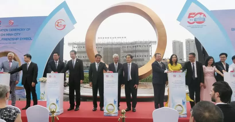 Delegates at the inauguration of the International Friendship Symbol at Bach Dang Wharf Park in HCM City. (Photo: VNA)