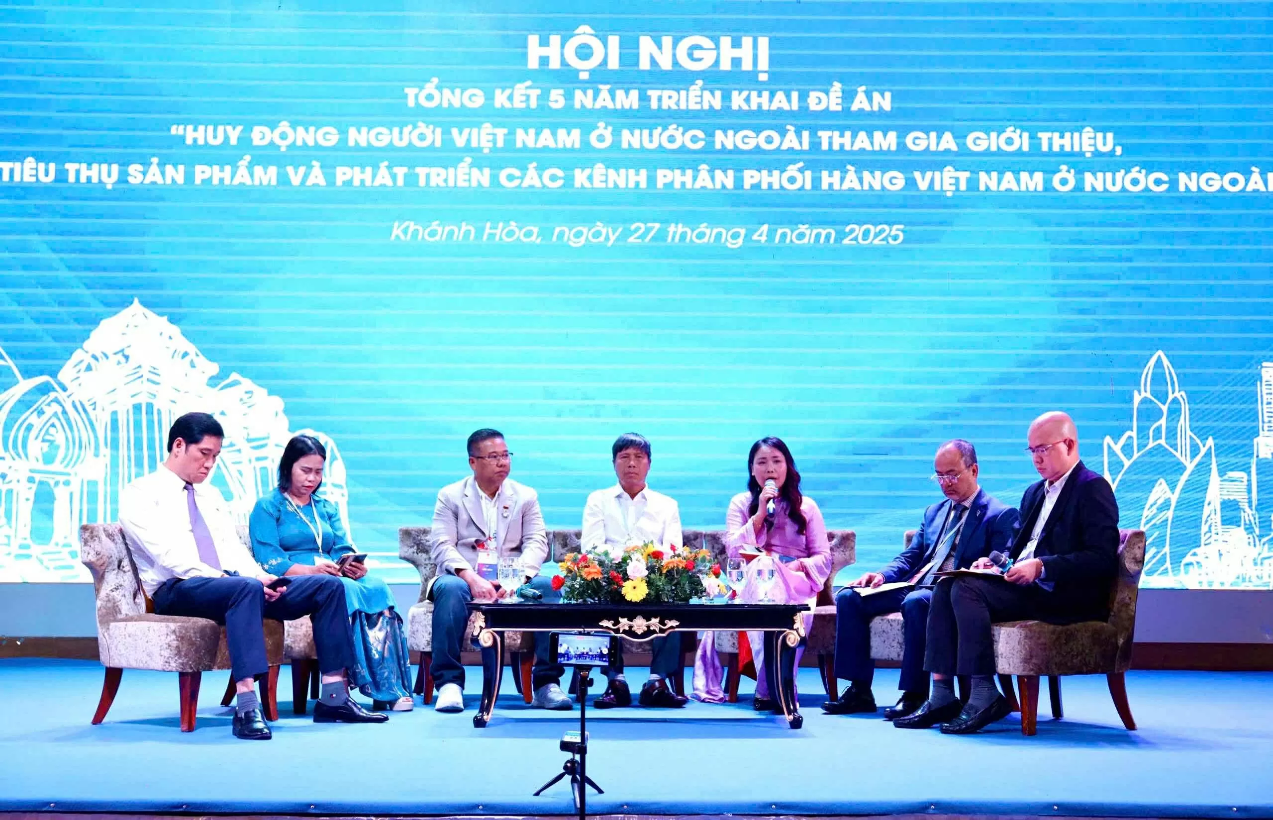 hội nghị tổng kết 5 năm thực hiện đề án 1797, trong đó nhấn mạnh vai trò của kiều bào trong việc đưa hàng Việt Nam ra thế giới. hội nghị tổng kết 5 năm thực hiện đề án 1797, trong đó nhấn mạnh vai trò của kiều bào trong việc đưa hàng Việt Nam ra thế giới.