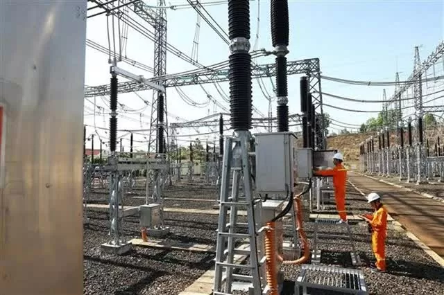 Dak Nong Power Transmission staff inspect equipment at the 500kV Dak Nong substation. (Photo: VNA) Dak Nong Power Transmission staff inspect equipment at the 500kV Dak Nong substation. (Photo: VNA)
