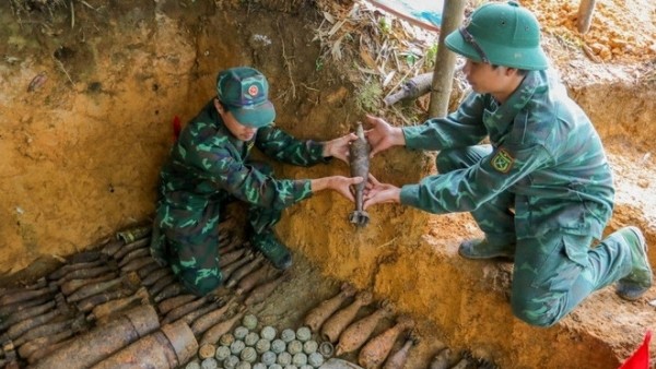 Vietnam, US enhance ties with new UXO disposal training facility