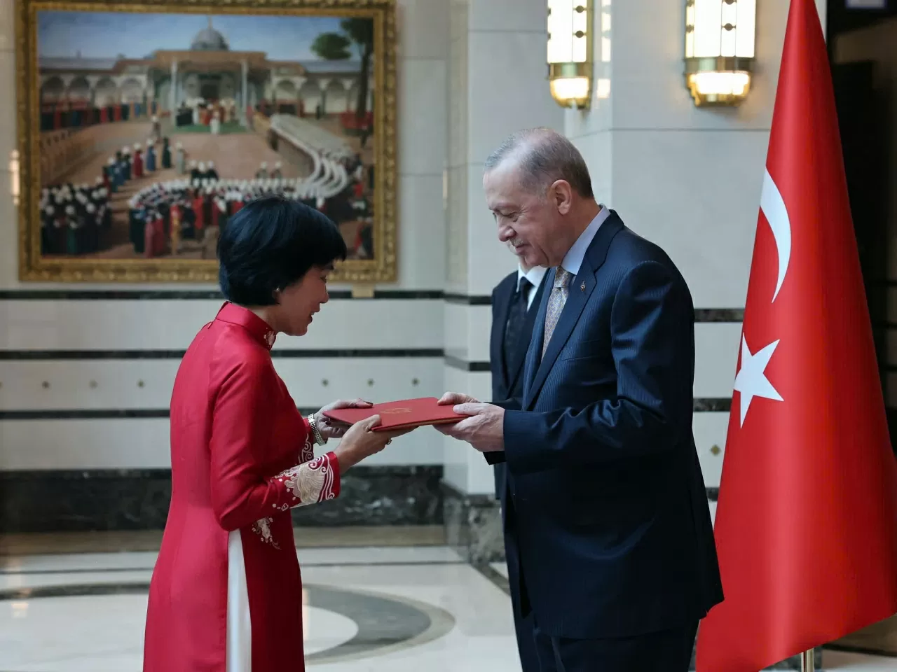 Ambassador Dang Thi Thu Ha presents credentials to Turkish President Recep Tayyip Erdogan