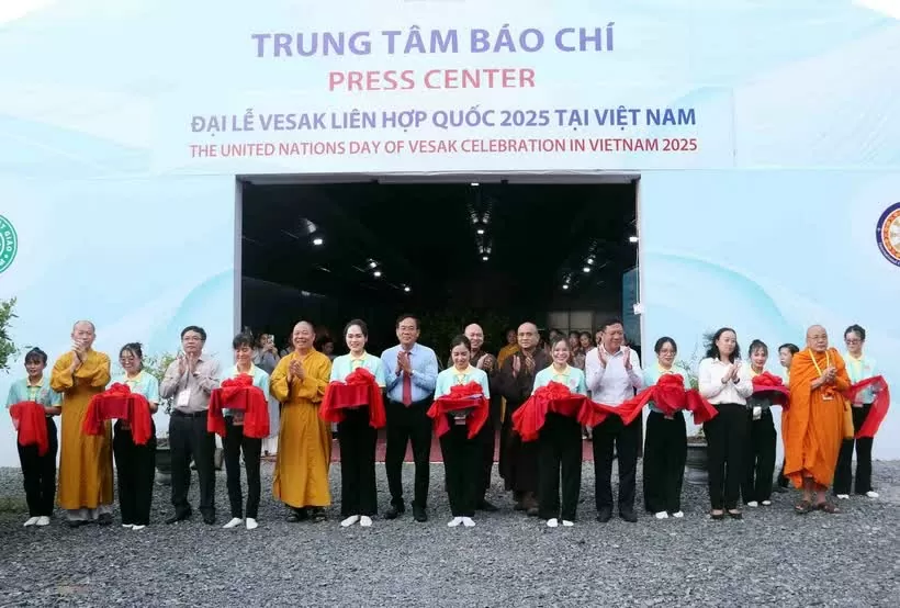 Cắt băng khánh thành Trung tâm Báo chí phục vụ Đại lễ Vesak Liên hợp quốc 2025. (Ảnh: Xuân Khu/TTXVN)