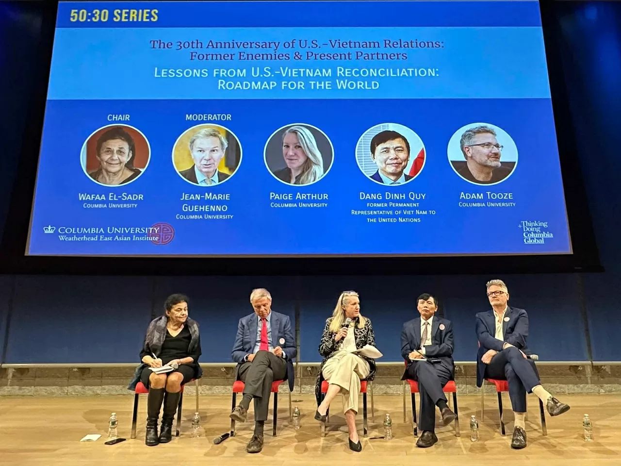 Nguyên Thứ trưởng Ngoại giao, Đại sứ Đặng Đình Quý phát biểu và thảo luận tại phiên thứ ba của Tọa đàm. Nguyên Thứ trưởng Ngoại giao, Đại sứ Đặng Đình Quý phát biểu và thảo luận tại phiên thứ ba của Tọa đàm.