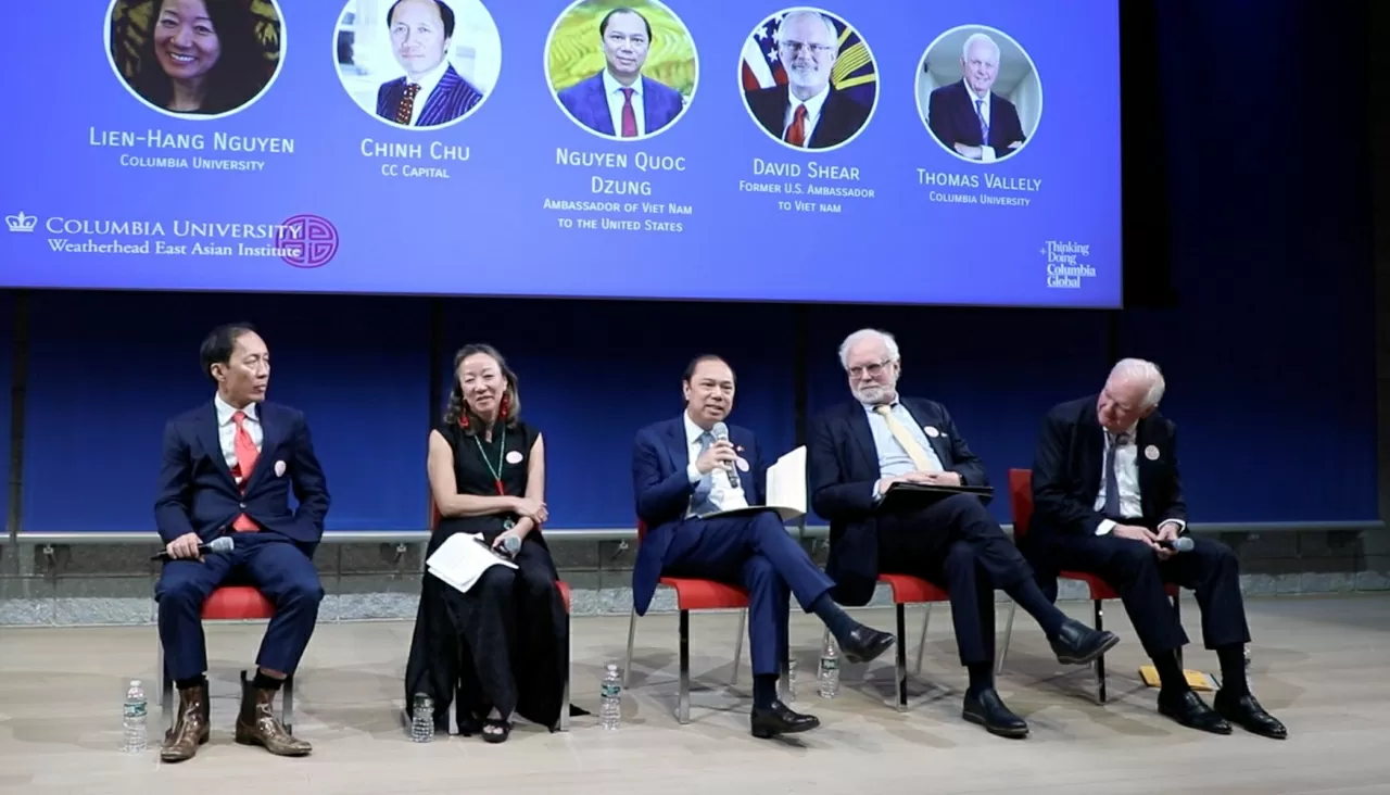 Đại sứ Việt Nam tại Mỹ Nguyễn Quốc Dũng (giữa) phát biểu và thảo luận tại phiên thứ nhất của Tọa đàm.