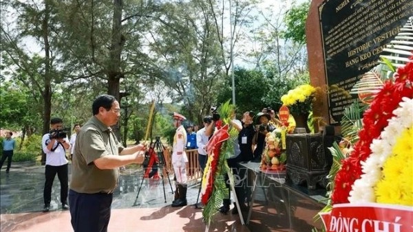 Prime Minister honors fallen heroes and former prisoners in Con Dao