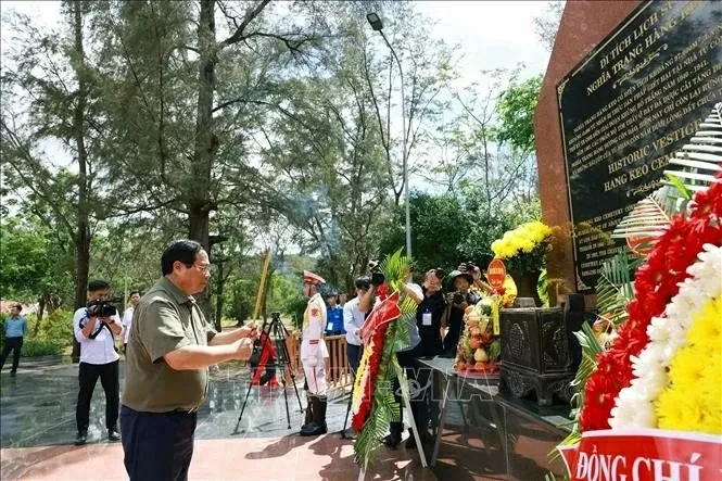 Prime Minister Pham Minh Chinh offers incense and flowers in remembrance of heroic martyrs at Hang Keo Cemetery. Prime Minister Pham Minh Chinh offers incense and flowers in remembrance of heroic martyrs at Hang Keo Cemetery.
