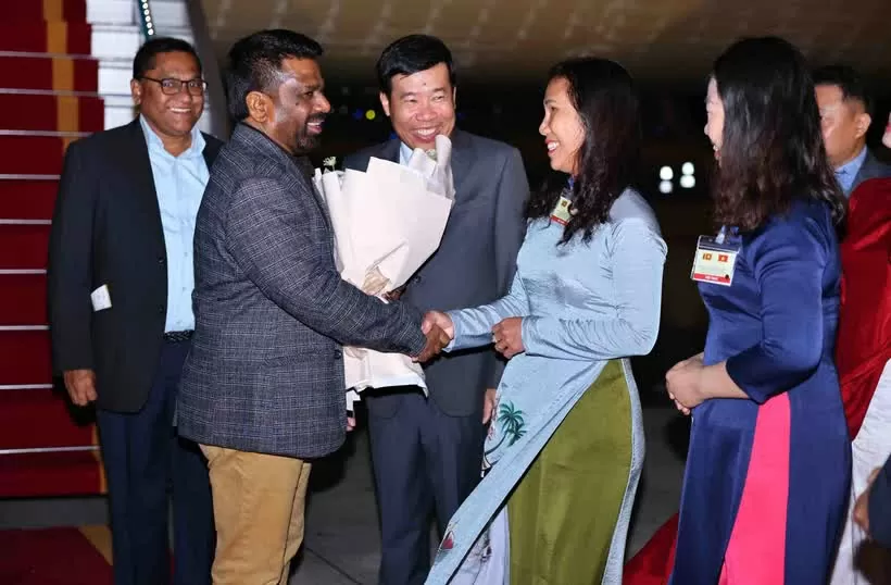 President of Sri Lanka Anura Kumara Dissanayaka (second from left) is welcomed at Noi Bai International Airport in Hanoi on May 4 morning. (Photo: VNA)