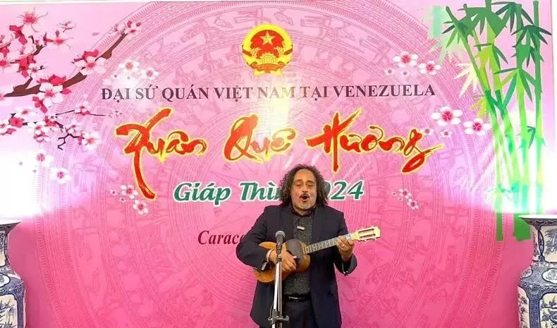 Alí Alejandro Primera, Deputy Minister of Culture of Venezuela, performed at the Venezuelan artists to stage musical tribute honoring President Ho Chi Minh on his 135th birthday