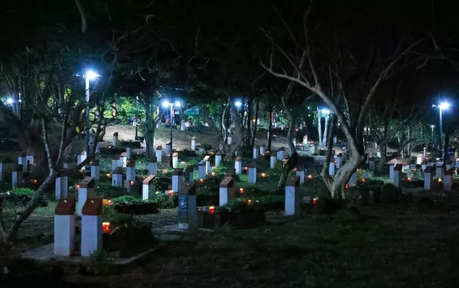 Candles are lit at Hang Duong Cemetery on May 3 evening in tribute to those who fell down for national liberation. (Photo: VNA)