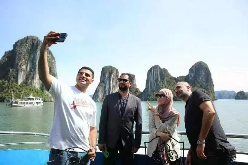 Representatives of Halal markets are impressed by the beauty of Ha Long Bay, which is recognised by UNESCO as a World Heritage Site (Photo: Quangninh.gov.vn) Representatives of Halal markets are impressed by the beauty of Ha Long Bay, which is recognised by UNESCO as a World Heritage Site (Photo: Quangninh.gov.vn)