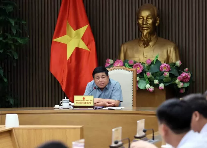 Deputy PM gives opinions on projects serving APEC Economic Leaders' Week 2027