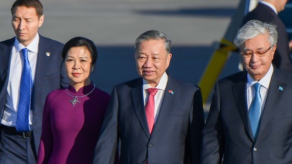 Kazakh President welcomes General Secretary To Lam and Spouse at Astana Airport