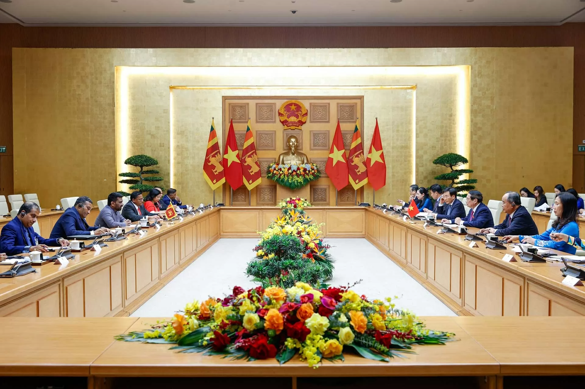 PM Pham Minh Chinh meets with Sri Lankan President Anura Kumara Dissanayaka PM Pham Minh Chinh meets with Sri Lankan President Anura Kumara Dissanayaka