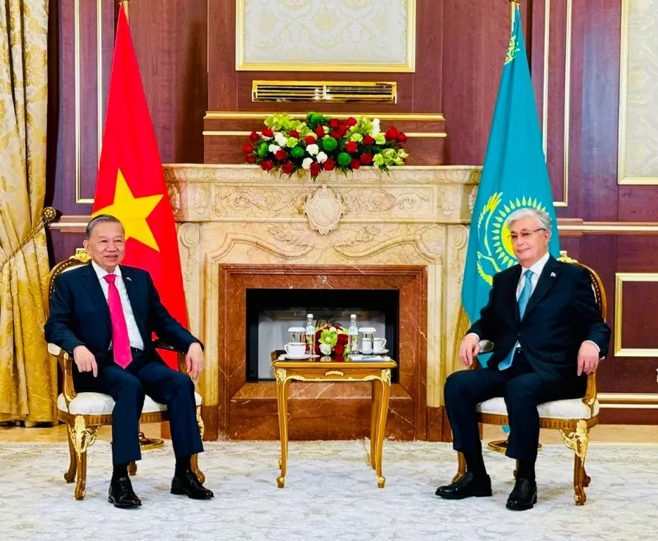Kazakh President welcomes General Secretary To Lam and Spouse at Astana Airport