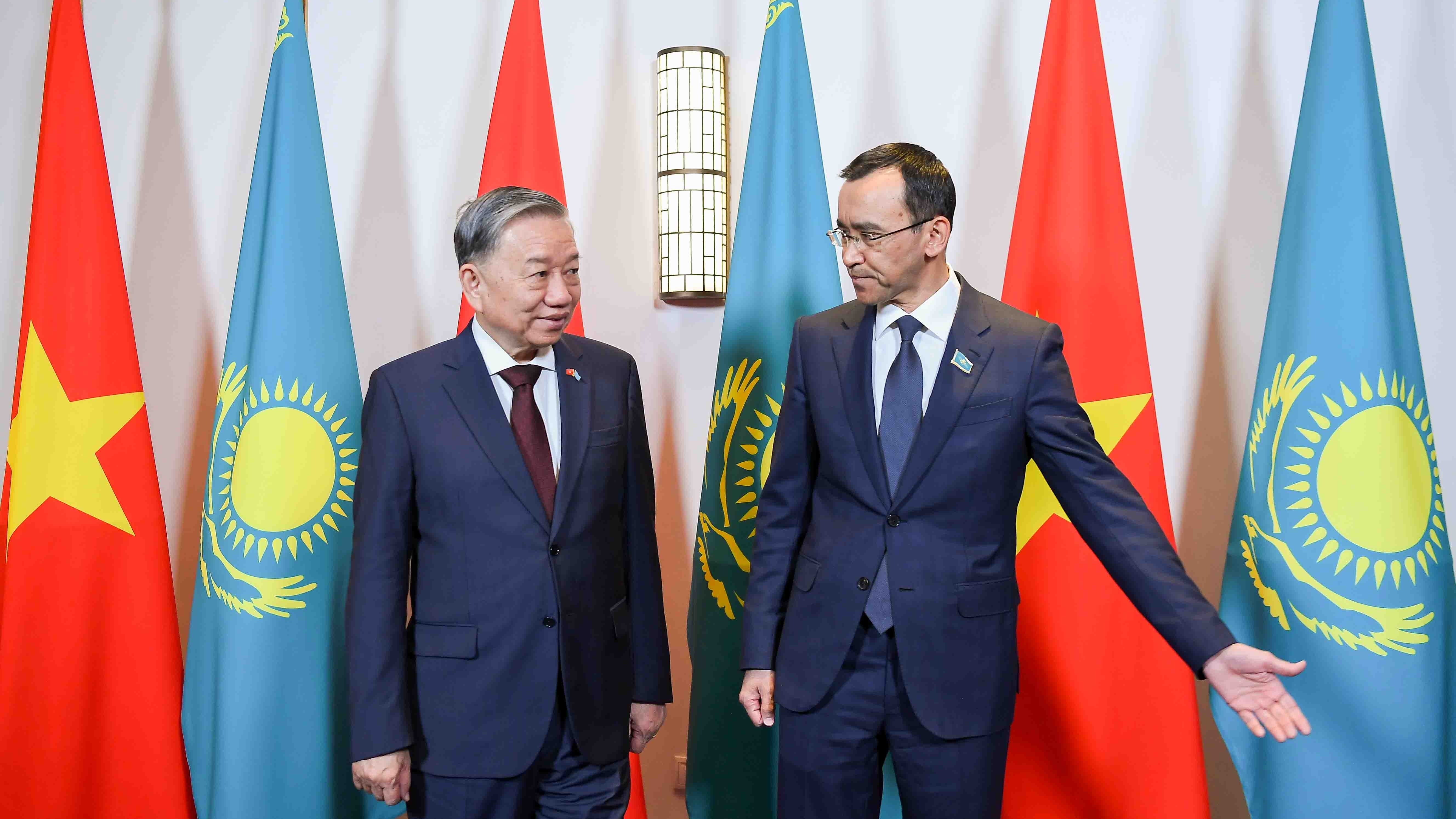 Party General Secretary To Lam meets with Chairman of Kazakh Senate in Astana