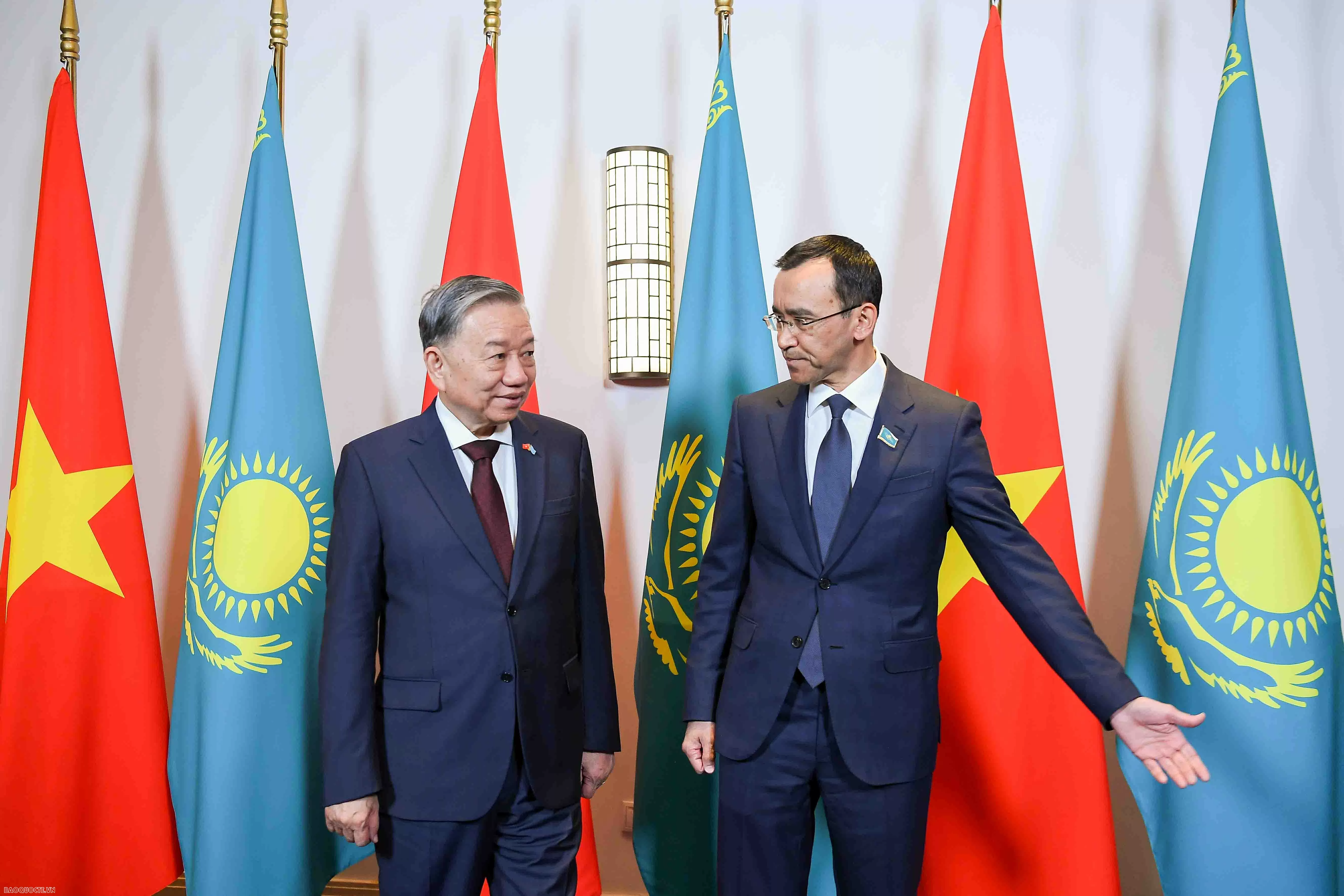 Party General Secretary To Lam meets with Chairman of Kazakh Senate in Astana