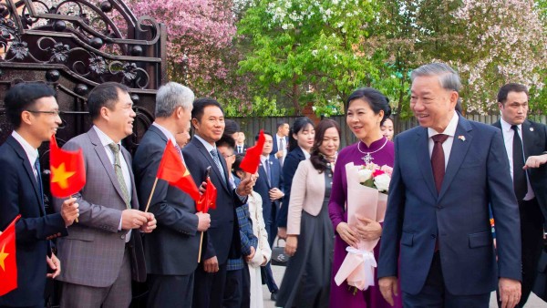 Party General Secretary To Lam meets with Vietnamese community in Kazakhstan