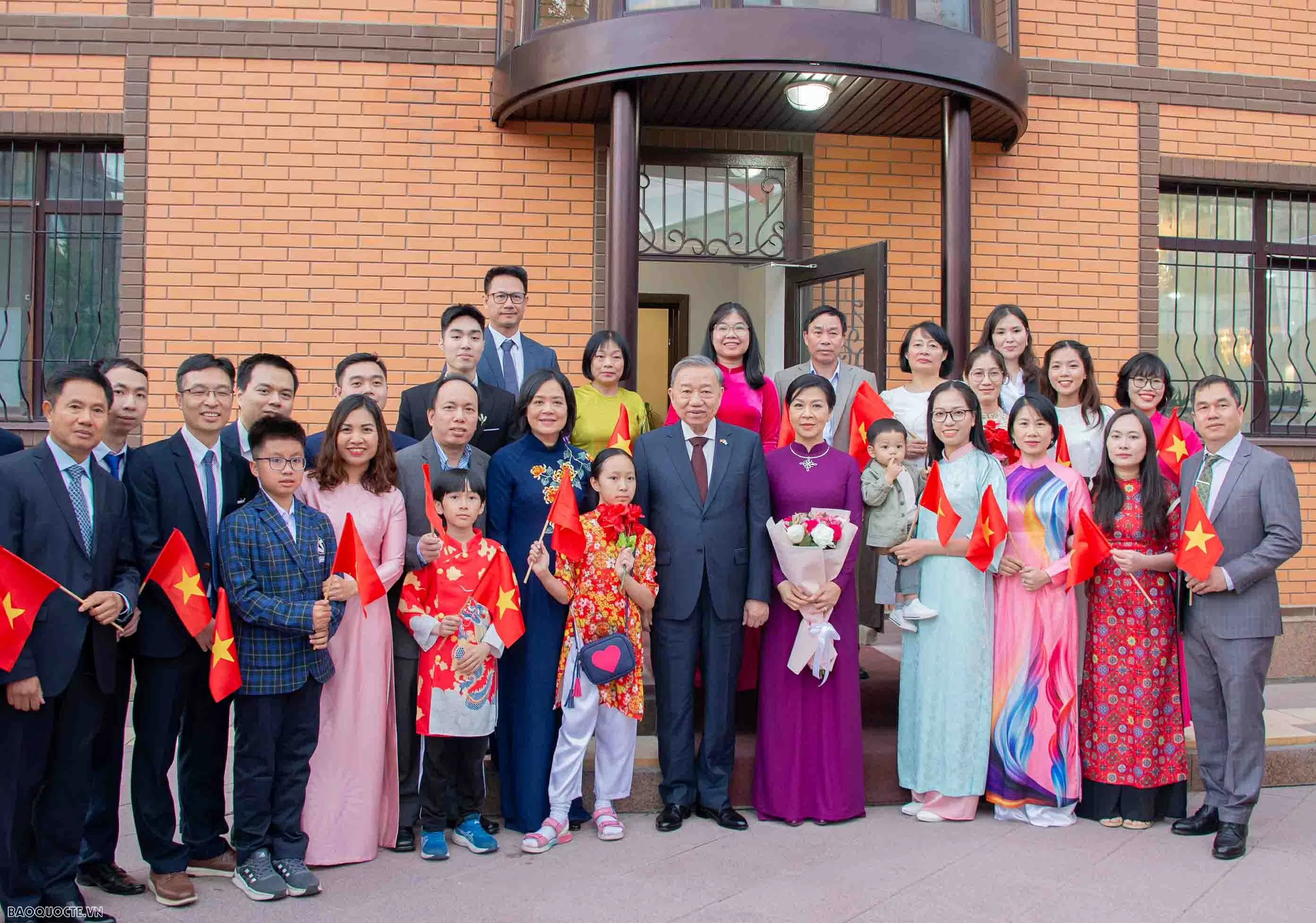Party General Secretary To Lam meets with Vietnamese community in Kazakhstan
