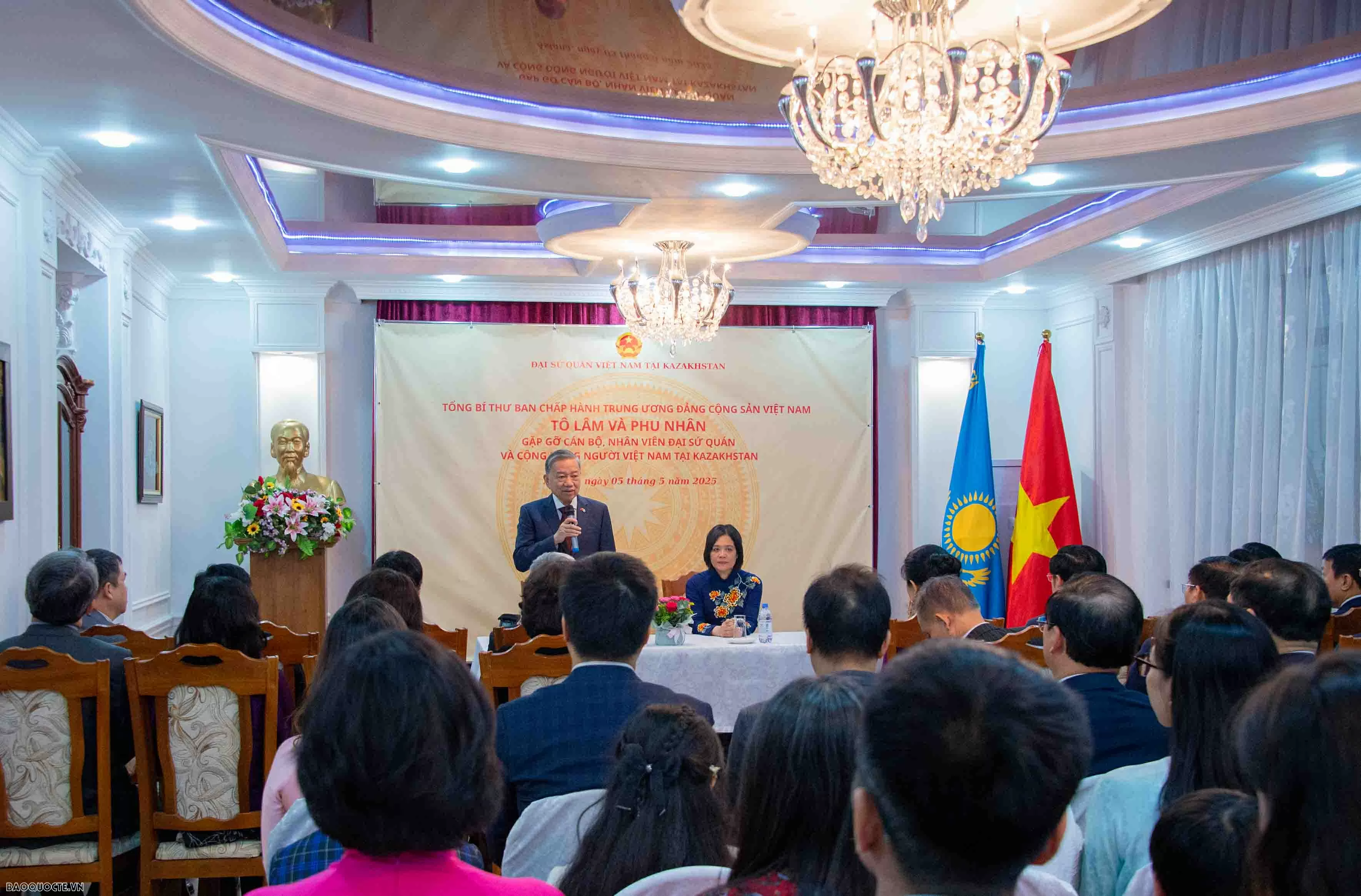 Party General Secretary To Lam meets with Vietnamese community in Kazakhstan