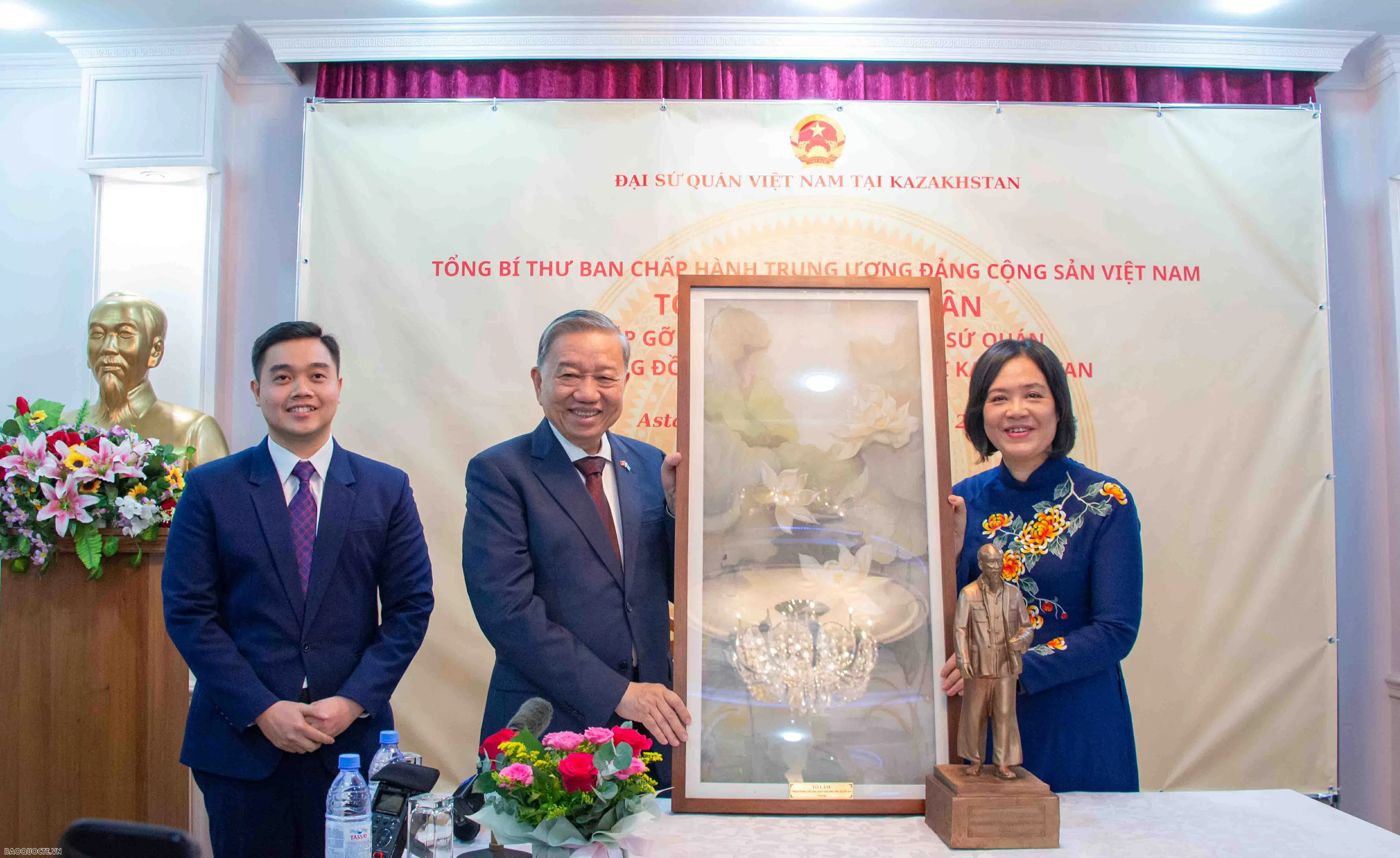 Party General Secretary To Lam meets with Vietnamese community in Kazakhstan