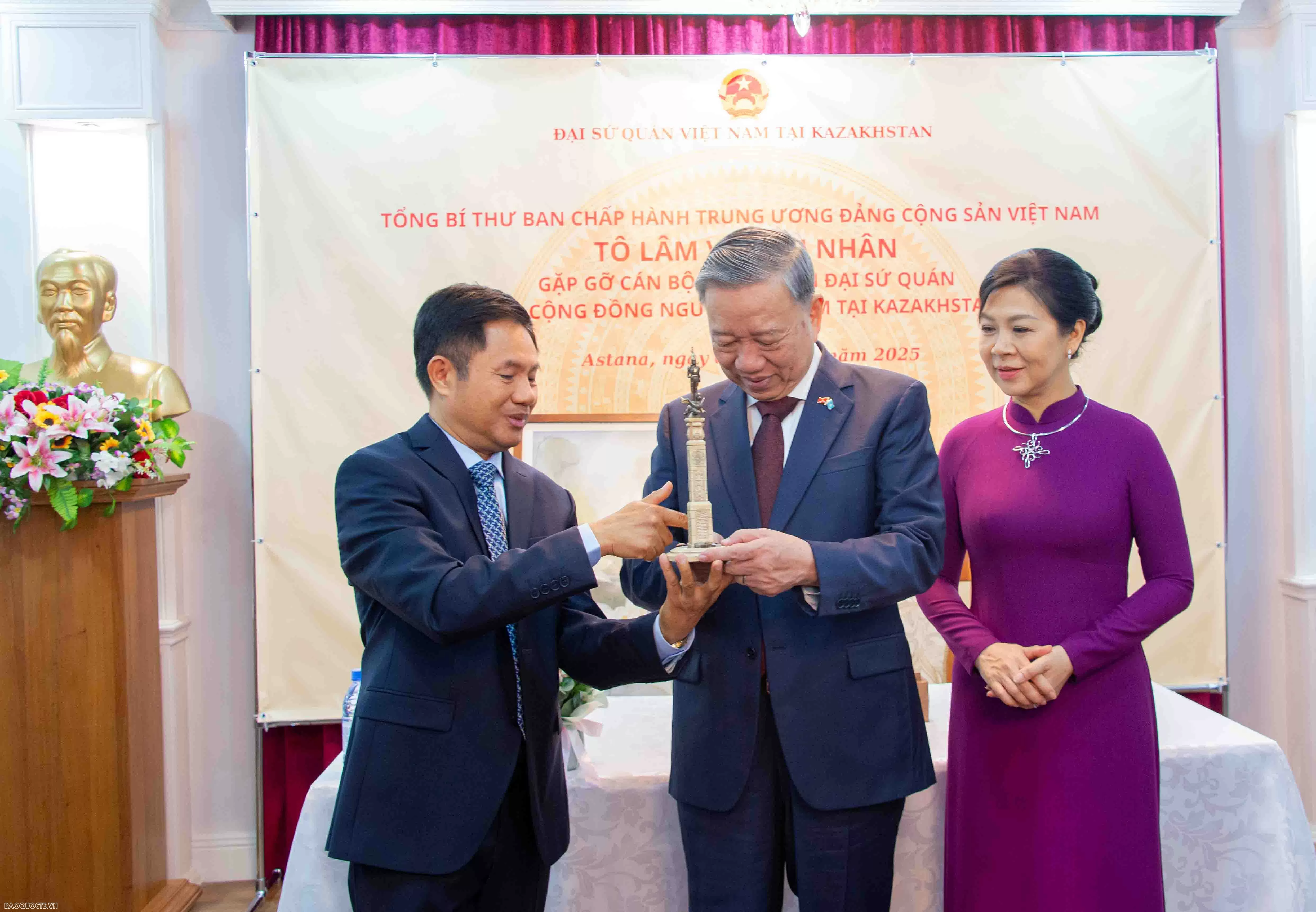 Party General Secretary To Lam meets with Vietnamese community in Kazakhstan