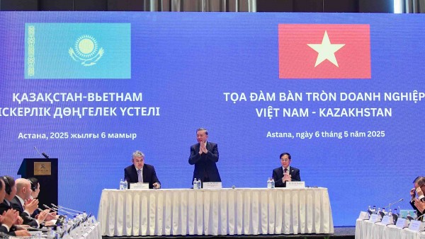 Party General Secretary To Lam attends Vietnam-Kazakhstan Business Roundtable in Astana
