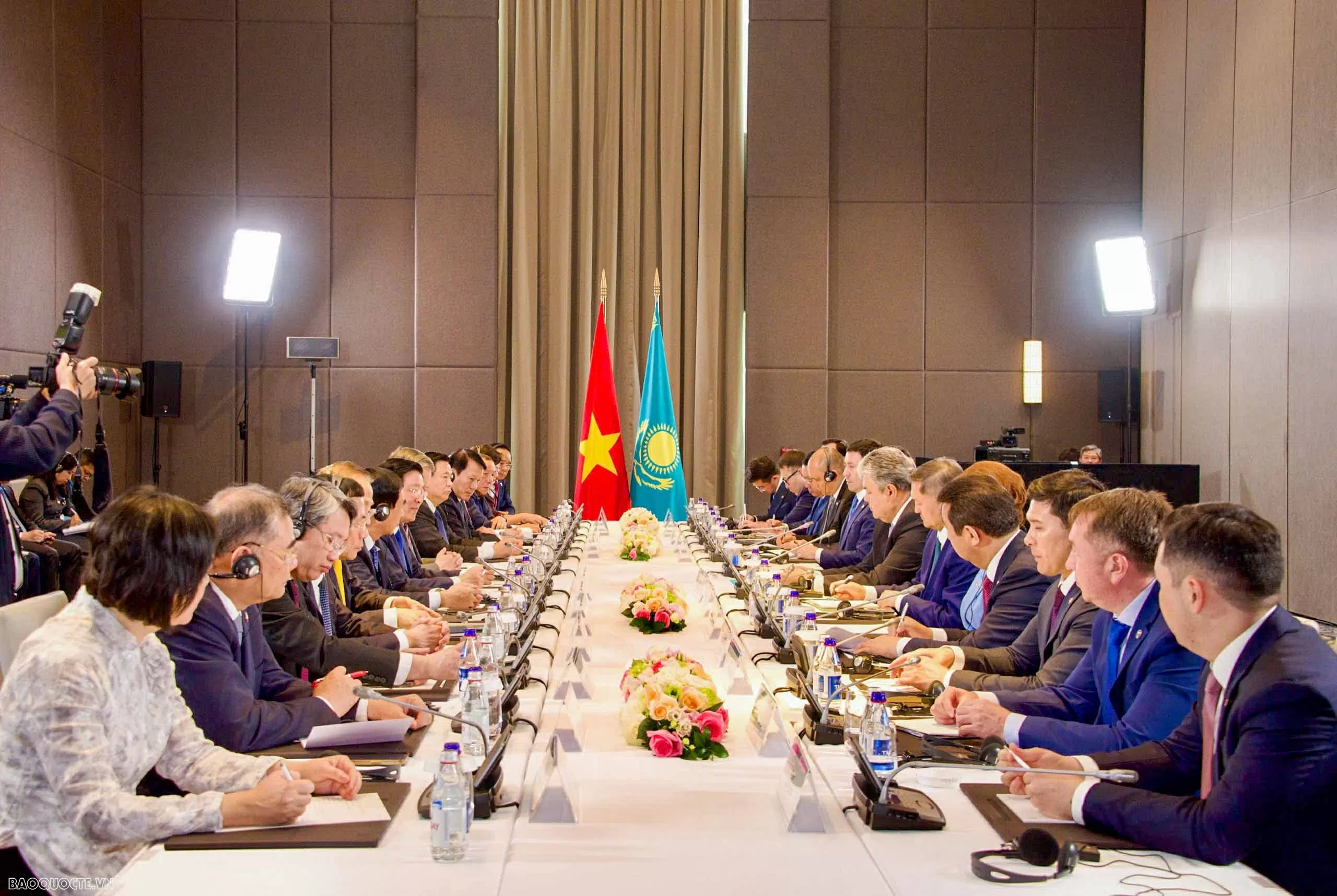 Party General Secretary To Lam receives Kazakh Prime Minister Olzhas Bektenov in Astana