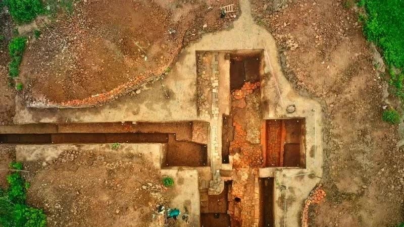 Valuable architectural vestiges of Luy Lau ancient citadel uncovered in Bac Ninh