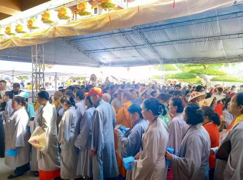 Thousands gather to venerate heart relic of Bodhisattva Thich Quang Duc Thousands gather to venerate heart relic of Bodhisattva Thich Quang Duc