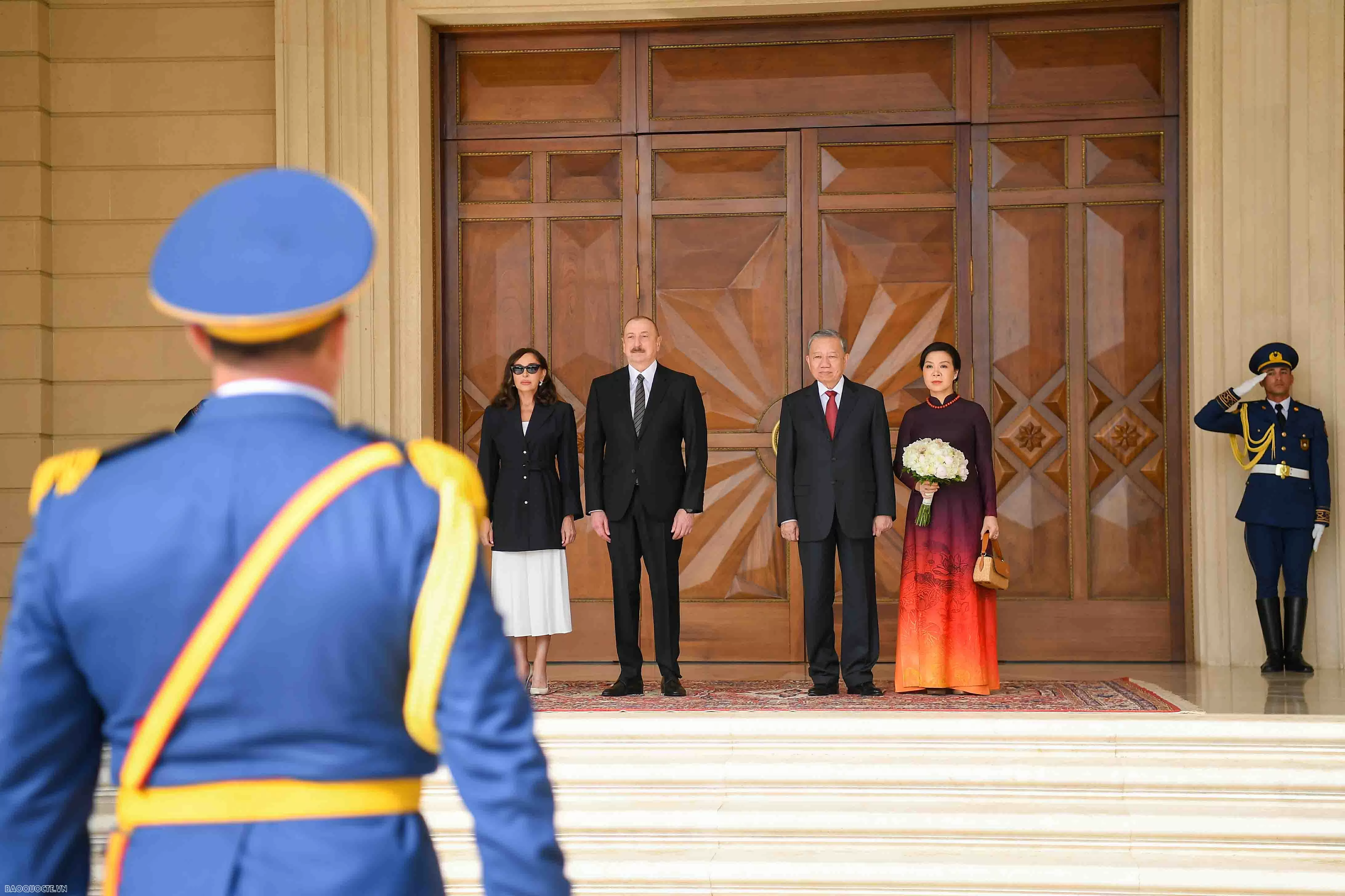 Tổng thống Azerbaijan Ilham Aliyev và Phu nhân cùng Tổng Bí thư Tô Lâm và Phu nhân vào vị trí danh dự.