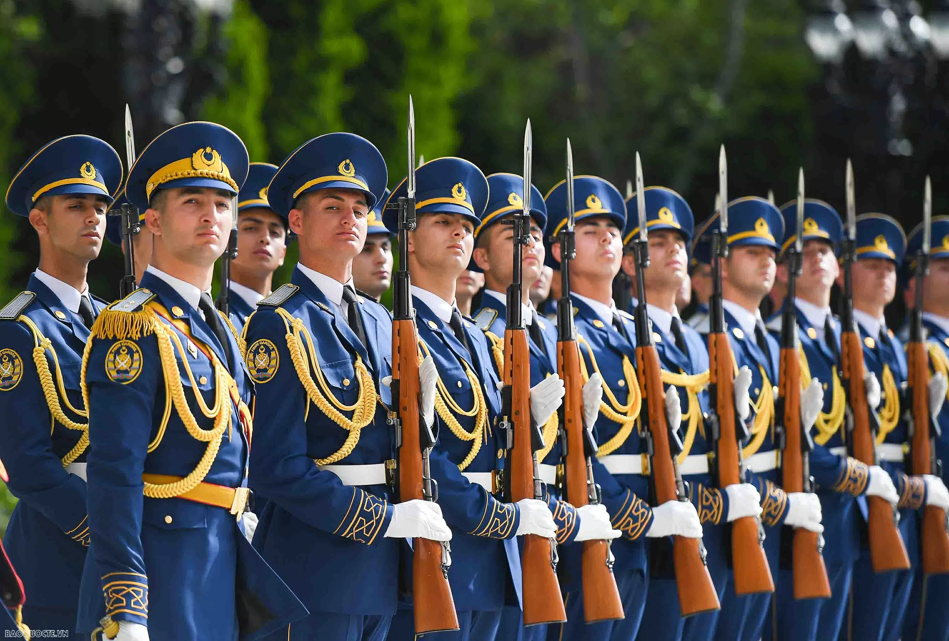 Cùng lúc đó, Đội danh dự chào mừng Tổng Bí thư Tô Lâm và Phu nhân thăm cấp Nhà nước tới Azerbaijan. Quốc thiều hai nước cất vang giữa thủ đô Baku, Azerbaijan. Quốc thiều hai nước vừa dứt, dội danh dự diễu binh qua các đại biểu. Cùng lúc đó, Đội danh dự chào mừng Tổng Bí thư Tô Lâm và Phu nhân thăm cấp Nhà nước tới Azerbaijan. Quốc thiều hai nước cất vang giữa thủ đô Baku, Azerbaijan. Quốc thiều hai nước vừa dứt, dội danh dự diễu binh qua các đại biểu.