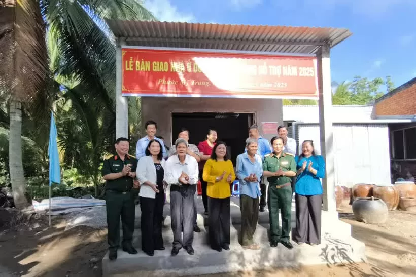 Defence Ministry hands over 100 houses to disadvantaged families in Ben Tre Defence Ministry hands over 100 houses to disadvantaged families in Ben Tre