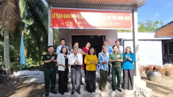 Ministry of National Defence presents 100 houses to the poor in Ben Tre province
