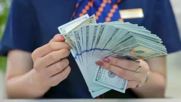 Reference exchange rate for the US dollar at 24,927 VND/USD on May 8, down 3 VND